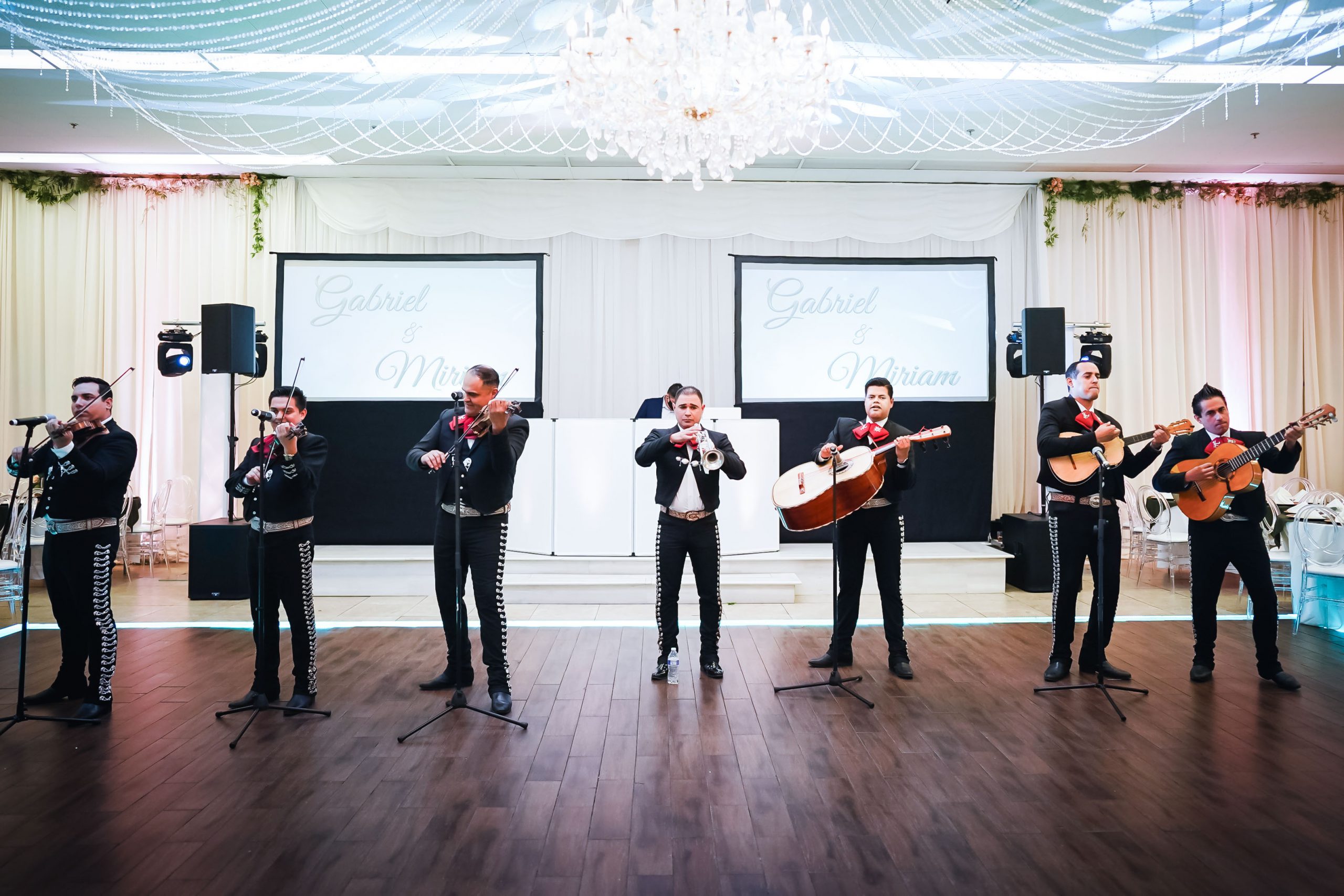 Make your wedding guests go “wow” before they even enter and ensure that they leave a little dazzled with these luxe wedding reception ideas!